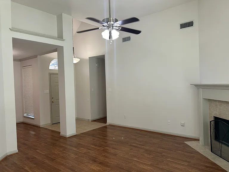 2403 Crystal Dr — Photo 6
