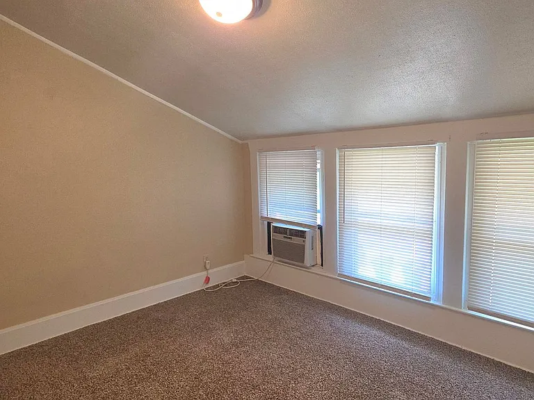 525 W Scott St — Photo 7