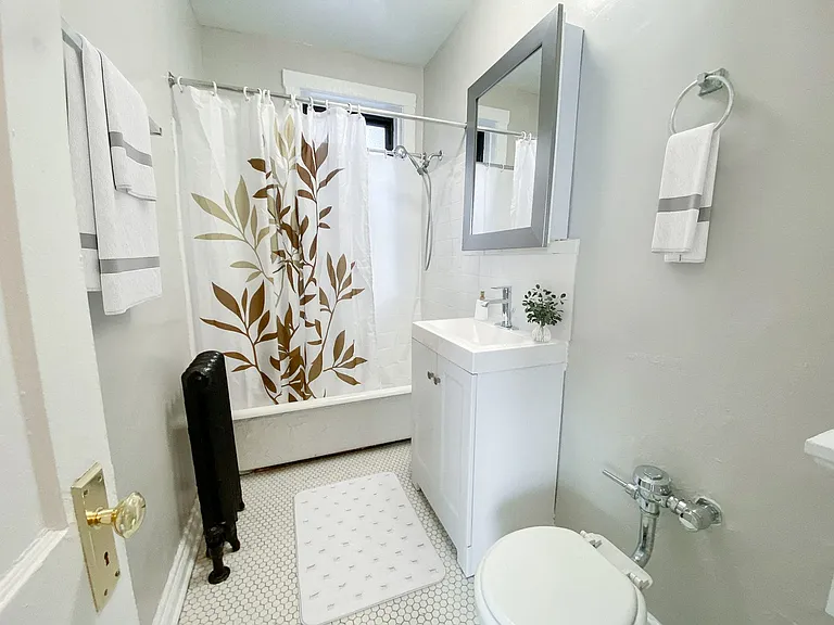 544-52 W. Briar Pl. — Photo 4