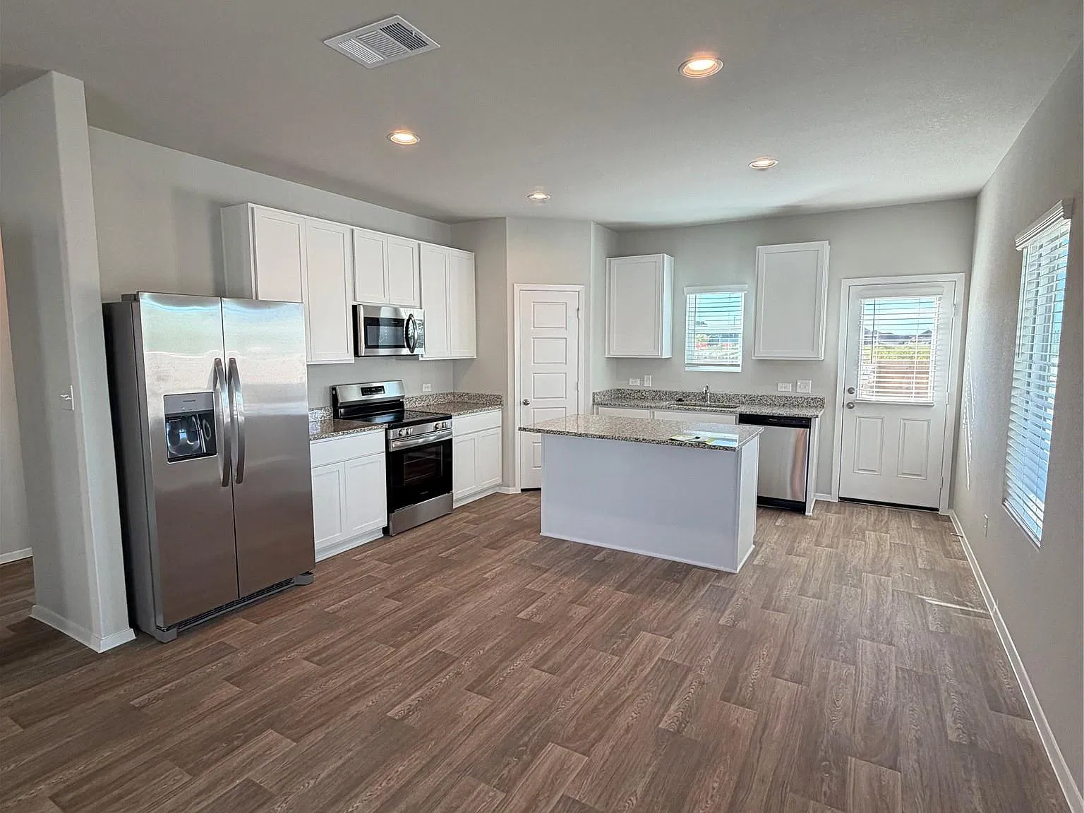4 bed, 2.0 bath, 1468 sqft, $2,100 — Photo 4