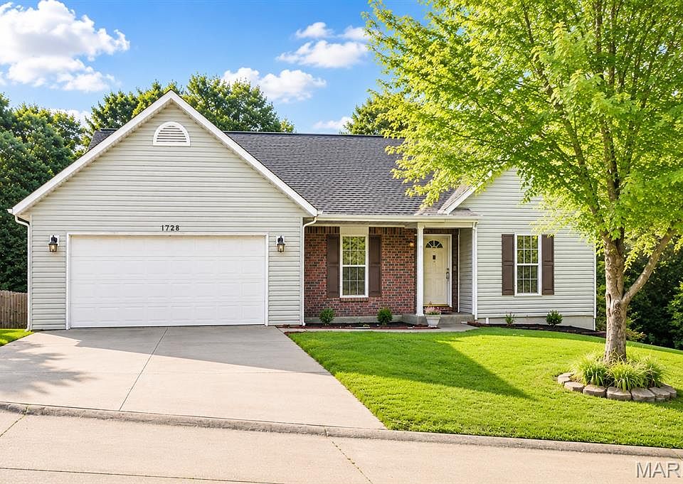 1st image of 1328 Oakwood Dr