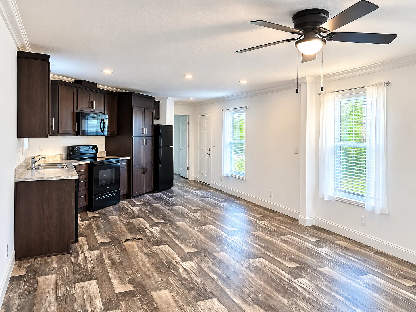 3951 S Mentor Ave — Photo 2