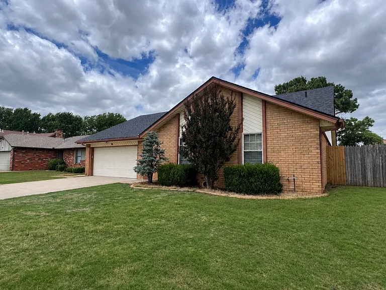 521 Cypress Dr — Photo 3