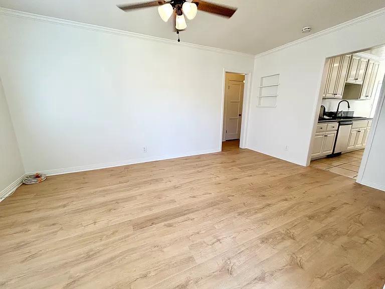 1214 W Victory Blvd — Photo 25