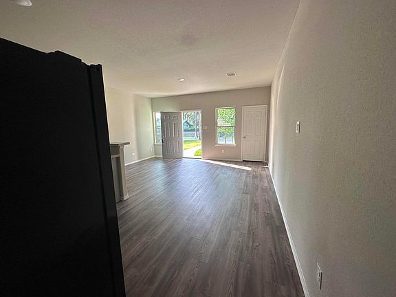 5th image of 423 E Avenue G