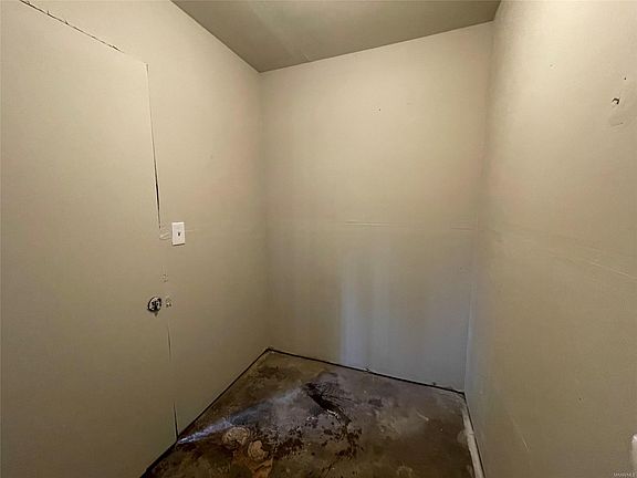 4th image of 743 Saint Martins Dr