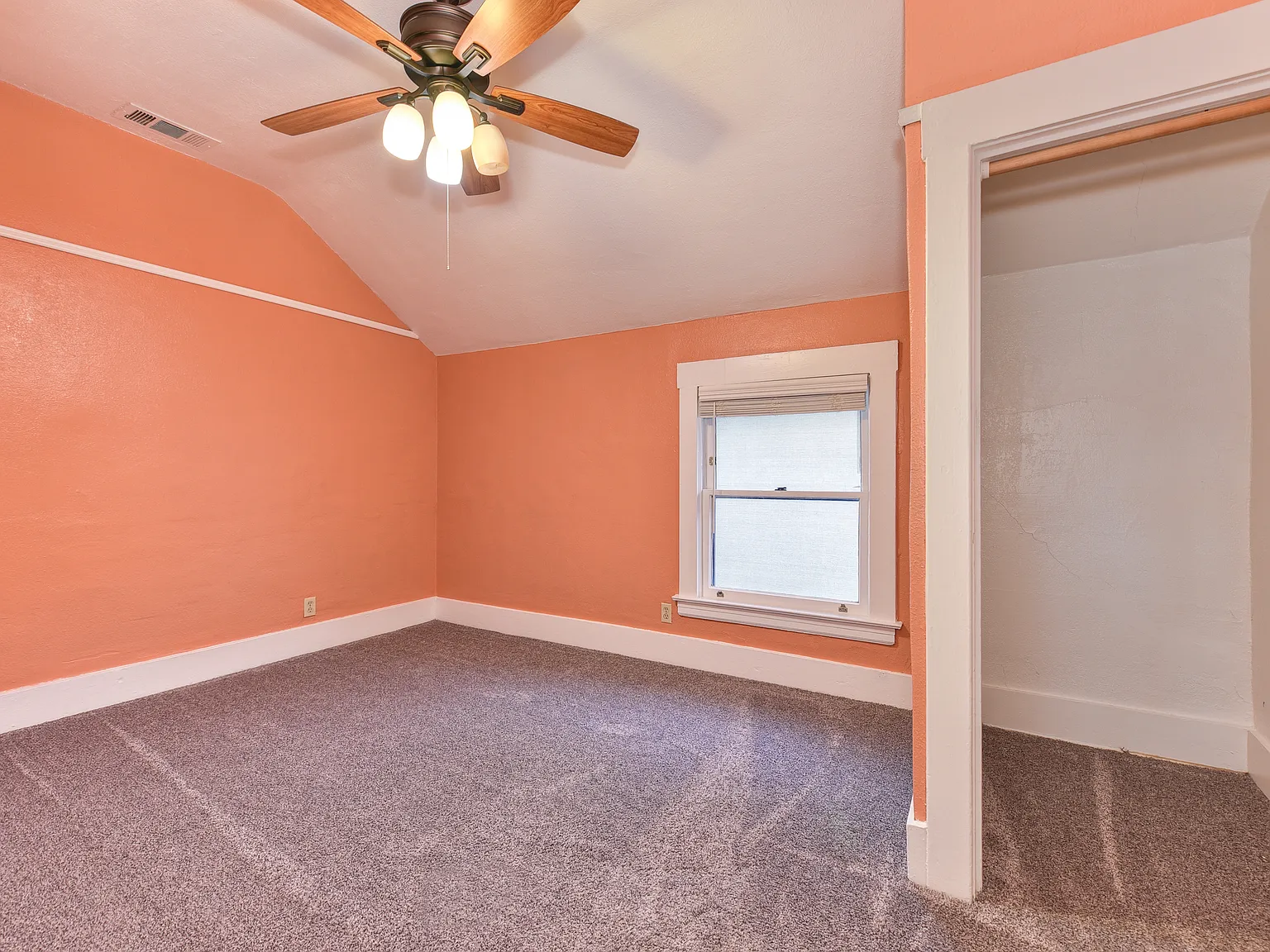 5 bed, $1,250 — Photo 1