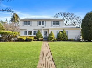 19 Maplewood Dr, Bellport, NY 11713