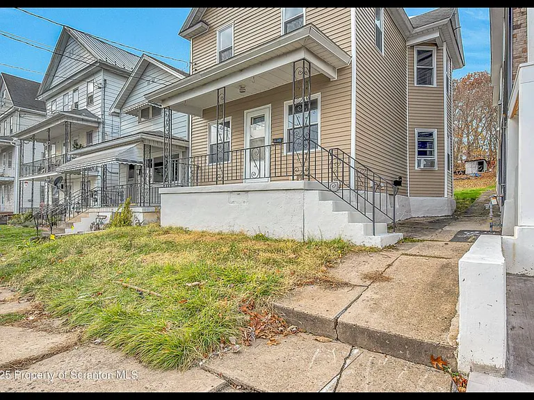 1061 Carmalt St — Photo 2