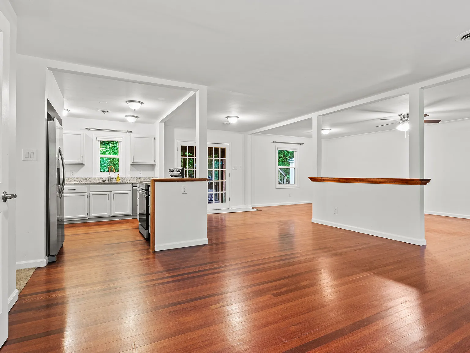 3 bed, 2.0 bath, 1352 sqft, $2,400 — Photo 2