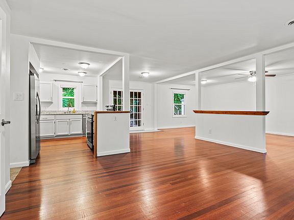 2nd image of 7 Willow Branch Pl