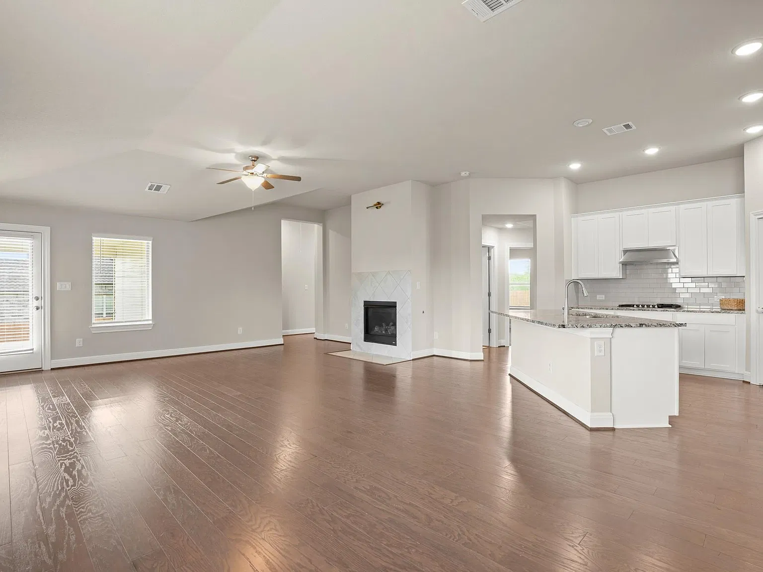 4 bed, 2.0 bath, 2161 sqft, $2,400 — Photo 2