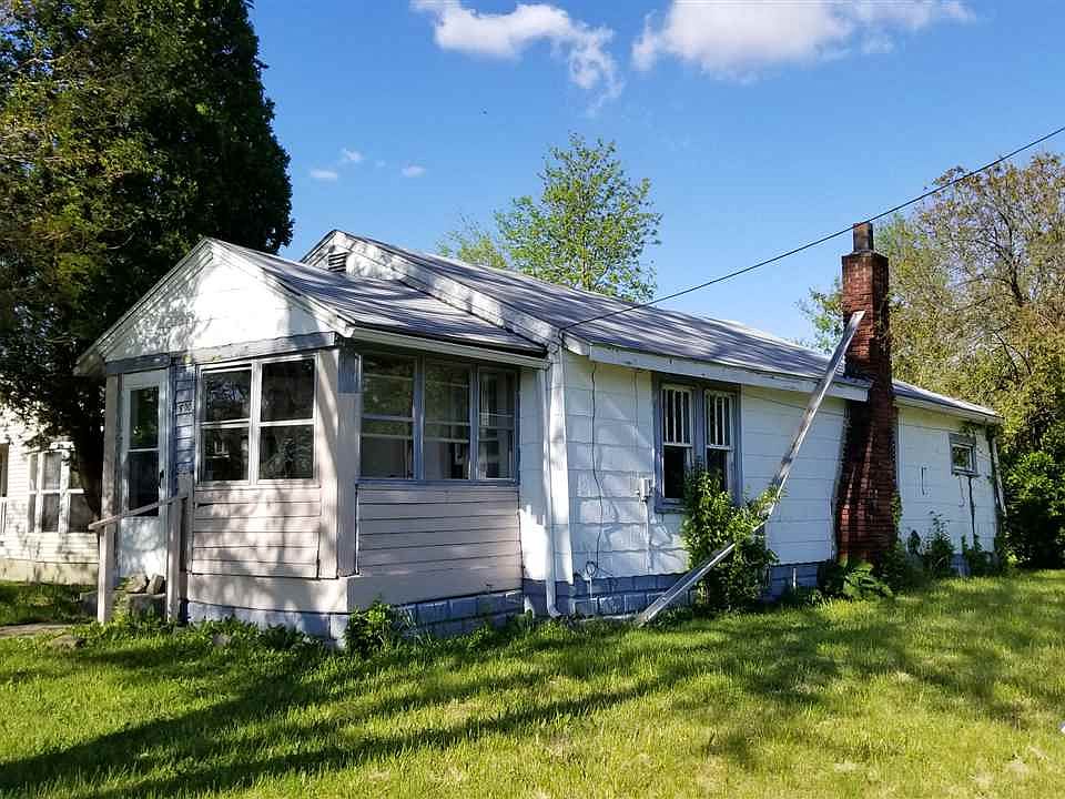2nd image of 900 N Elgin St