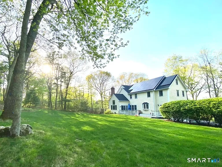 12 Carriage Hill Rd — Photo 4