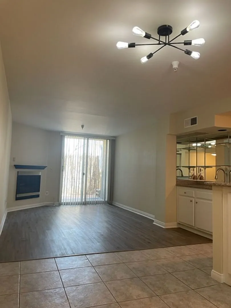 1 Bedroom, 1 Bathroom North Hollywood Condominium for Lease! — Photo 3