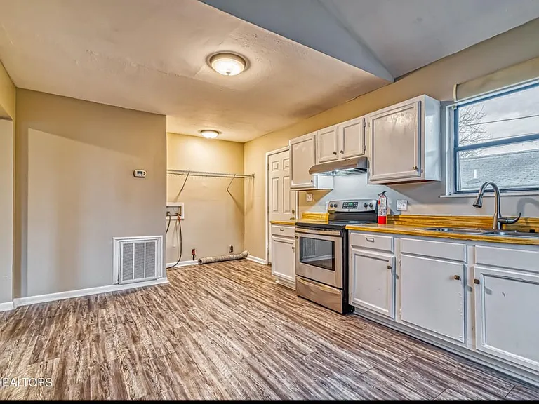 403 Richmond Ave — Photo 2