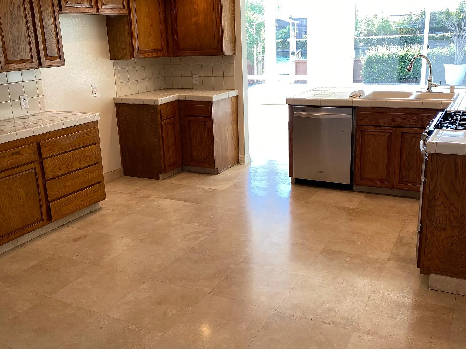 3 bed, 2.5 bath, 1860 sqft, $5,200 — Photo 4