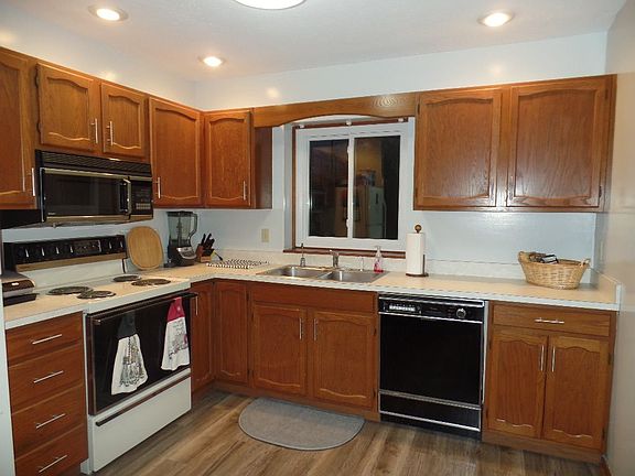 3rd image of 602 Canterbury Ct
