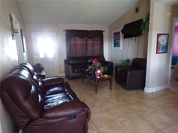3rd image of 210 Larkspur Ct