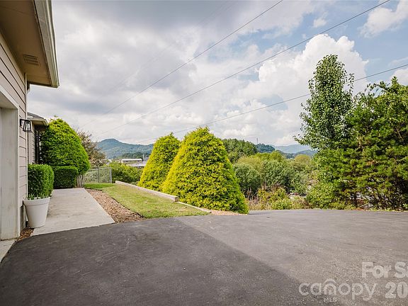 5th image of 91 Crestview St