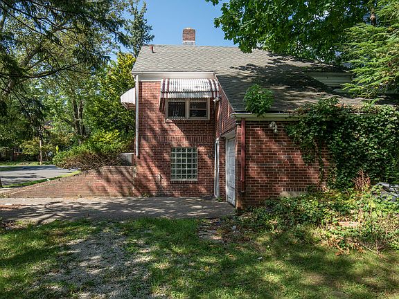 2nd image of 258 Parker Ave
