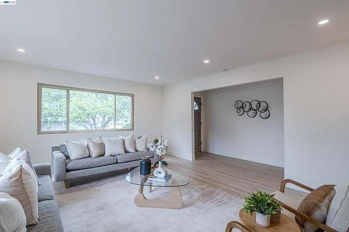 3743 Sanford St — Photo 10