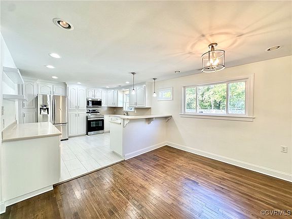 4th image of 325 Mac Murdo St