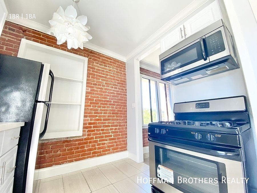 1st image of 236 S Mariposa Ave #402A