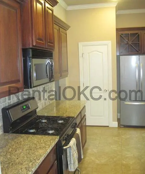 928 Ashwood Ln — Photo 7
