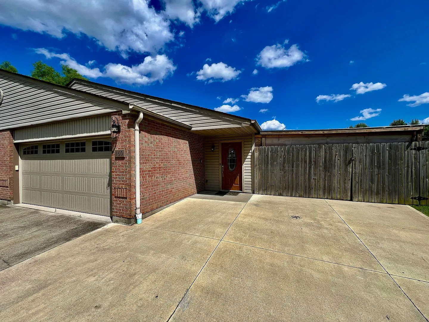 3 bedroom home w/ privately fenced yard + hot tub. — Photo 1
