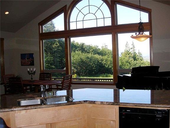Very large windows offer views only the NW can offer.....Skagit Valley farmlands, Cacades & Swinomis