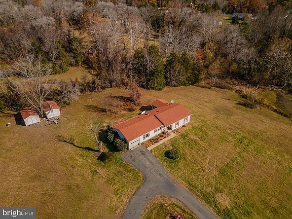 5th image of 22 Leslie Dr