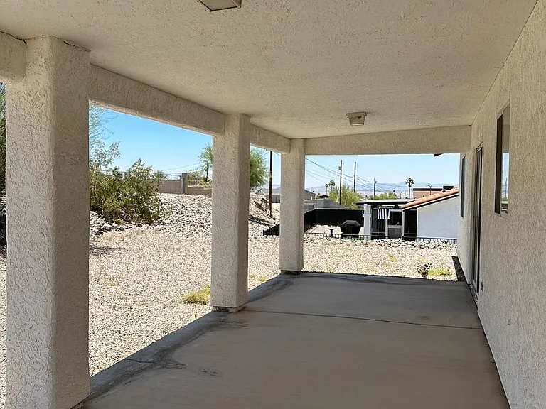 2570 Huntington Dr — Photo 18