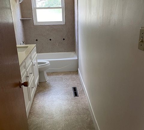 4th image of 565 E 800 N