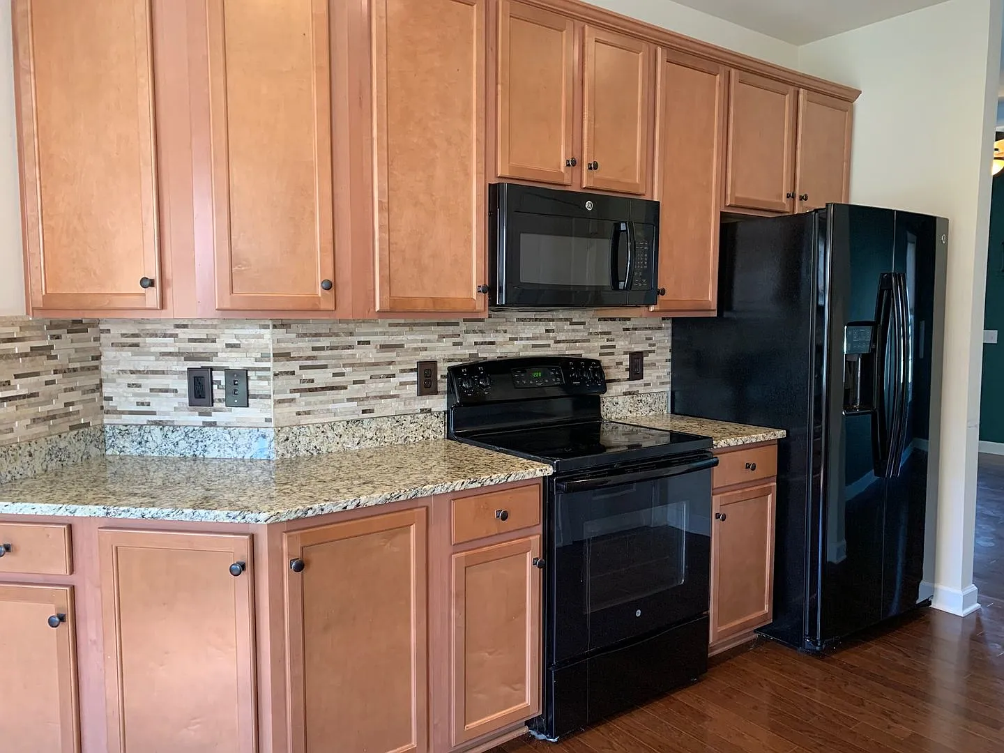 3 Bedroom 2.5 Bath Townhouse 1 Car Garage — Photo 4
