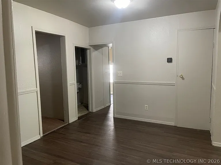 409 W Commercial St — Photo 7