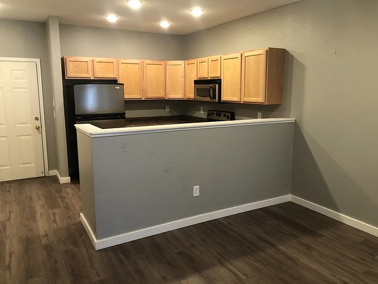 1002 Lucca Dr — Photo 3