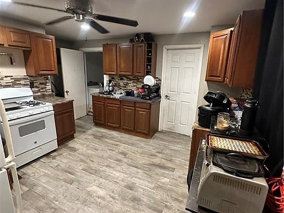 2nd image of 825 Warsaw Ave