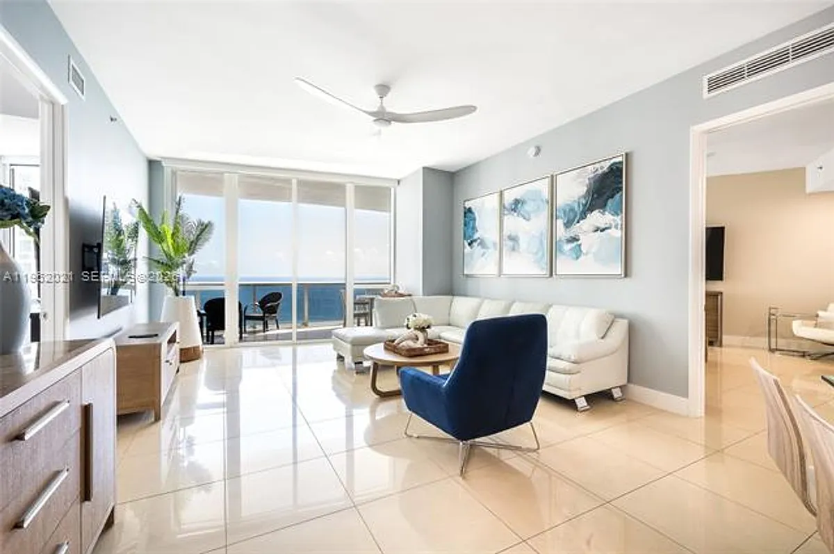 Building Photo - 15901 Collins Ave #2303
