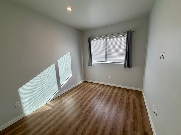 22425 Del Valle St #3 — Photo 19