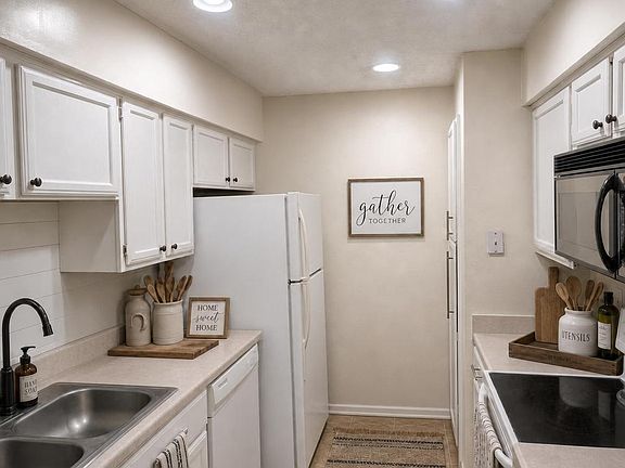 4th image of 1523 Lincoln Way APT 103