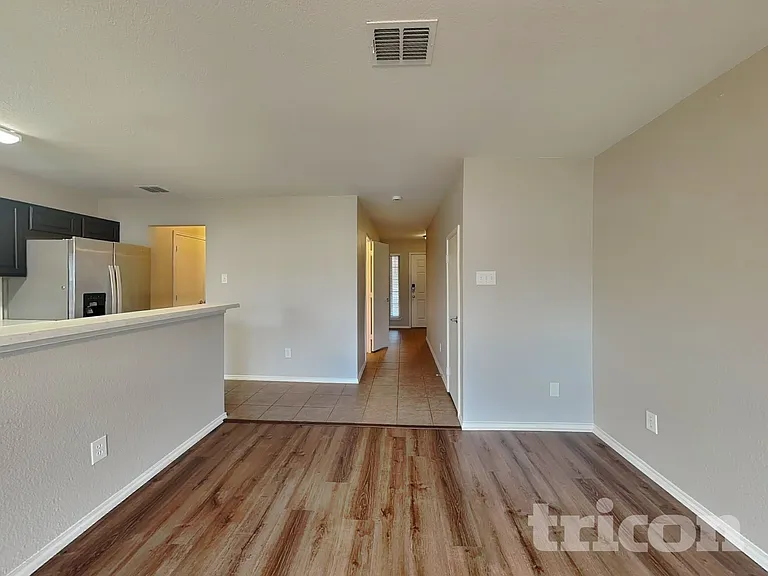 851 Village Point Ln — Photo 2