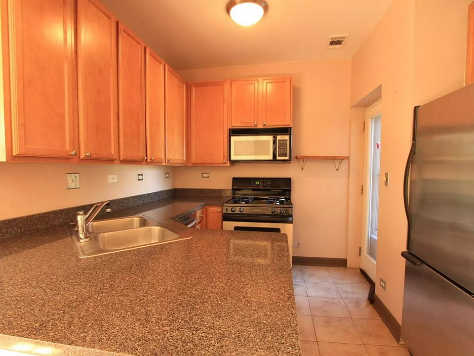 1st image of 3224 W Berteau Ave #2