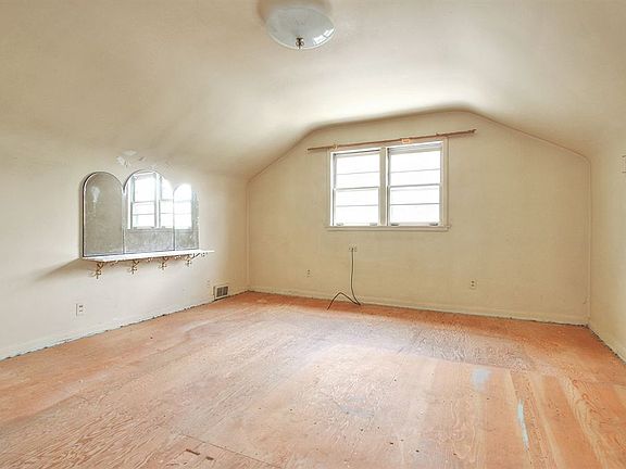 4th image of 7327 N Kedvale Ave