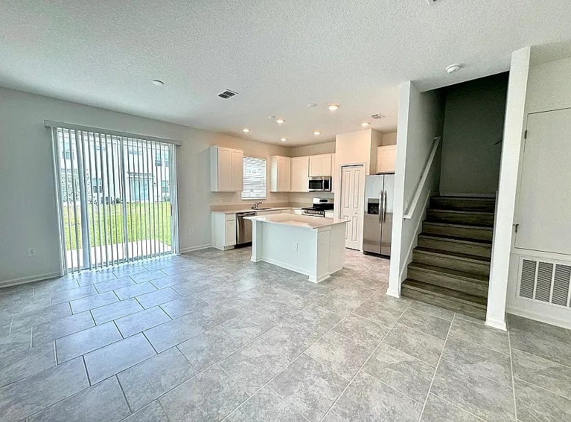 3 bed, 1888 sqft, $2,000 — Photo 3