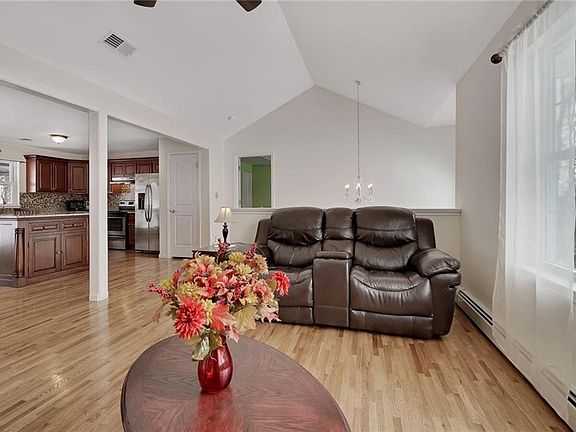 5th image of 104 Prospect St