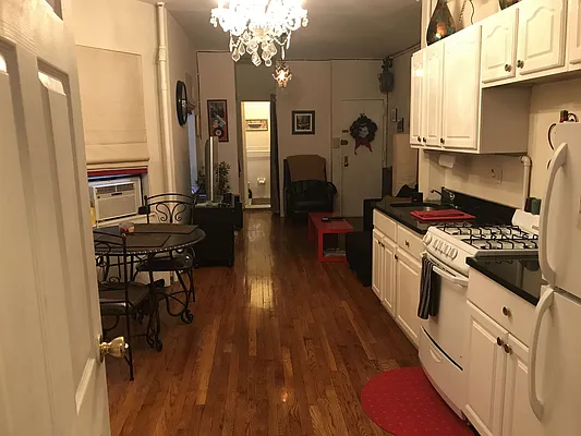 Rented by Salon Realty Corp | media 13