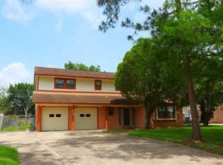 204 Banyan St, Lake Jackson, TX 77566
