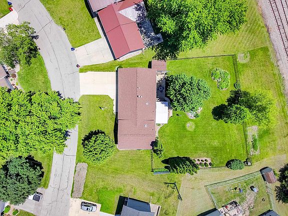 2nd image of 105 Rainbow Dr