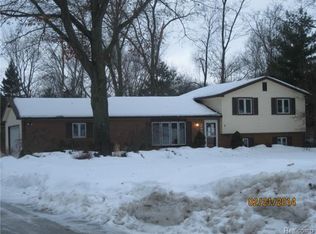 2896 Russell Dr, Howell, MI 48843